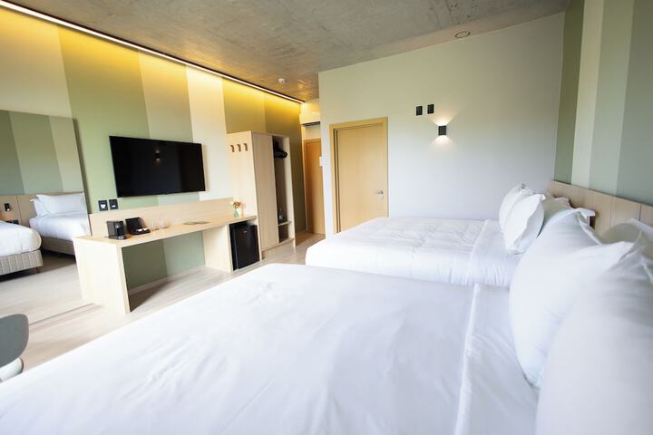Room 28 of 76