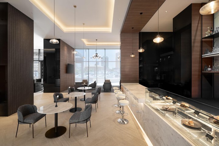 Lounge 75 of 120