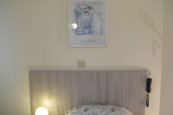 Room 17 of 136