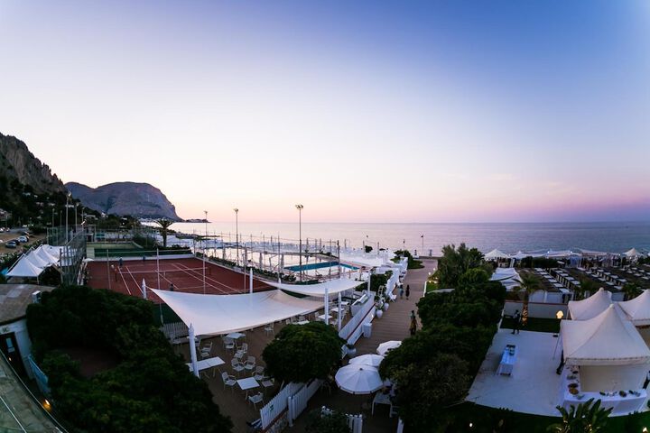 Hotel Pool