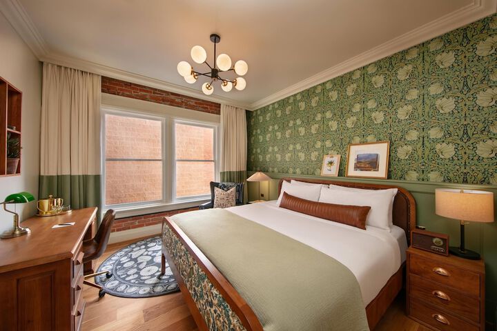 Room 32 of 97