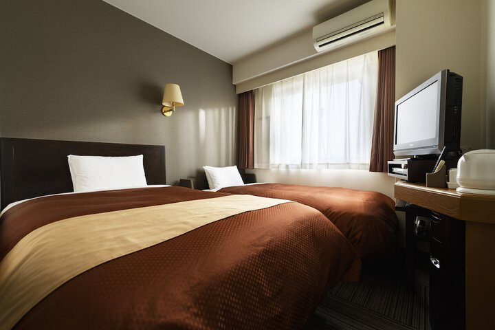 Room 6 of 12