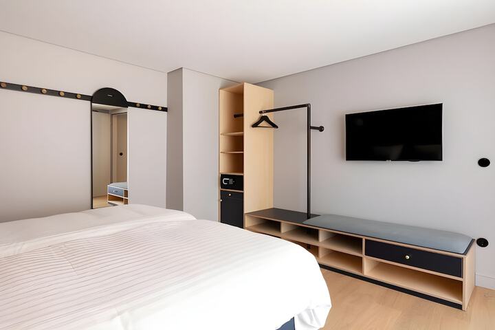 Room 14 of 65