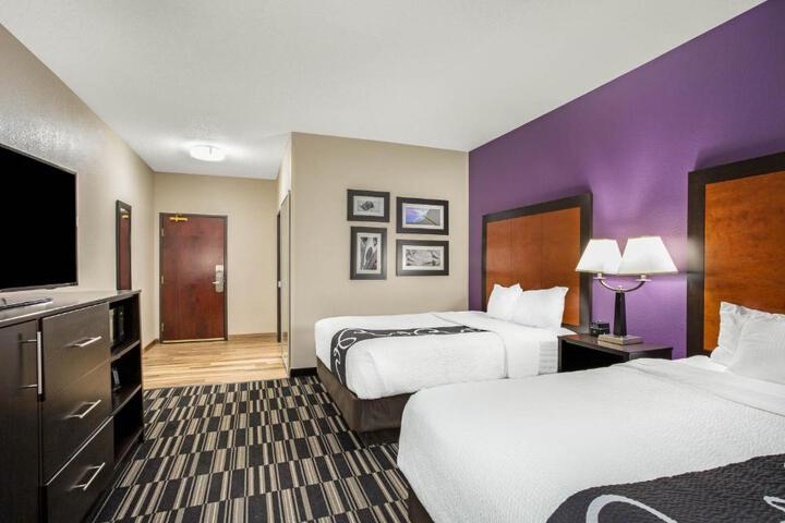 2 Queen Beds (2 of 9)