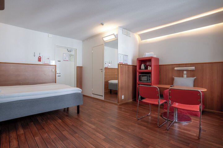 Room 11 of 16