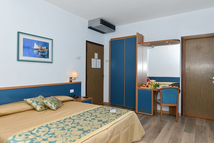 Room 16 of 38