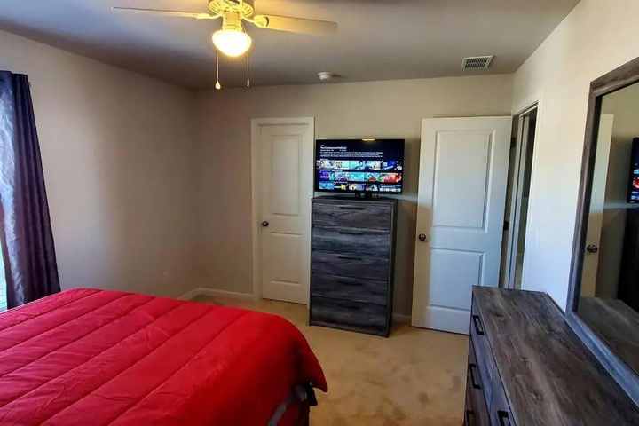 Image of New 3 Bedroom Home w / tons of amenities & parking.