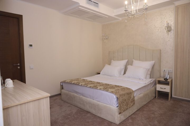 Room 2 of 32