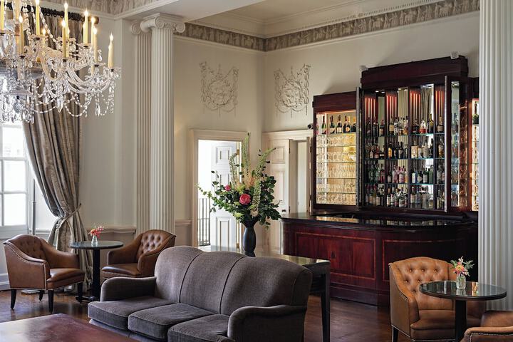 Lounge 38 of 62