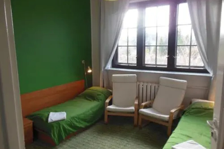 Room 9 of 18