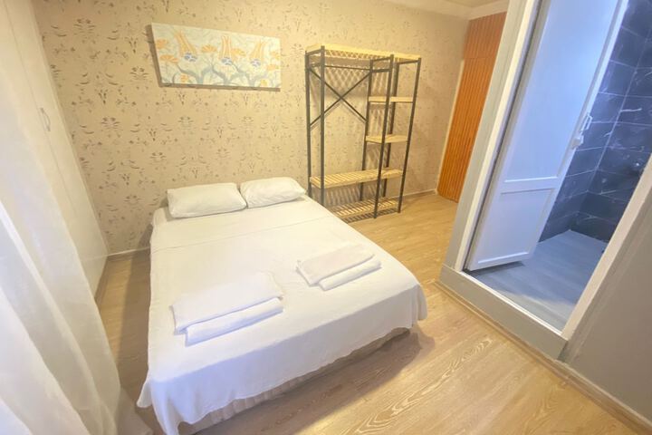 Room 6 of 12