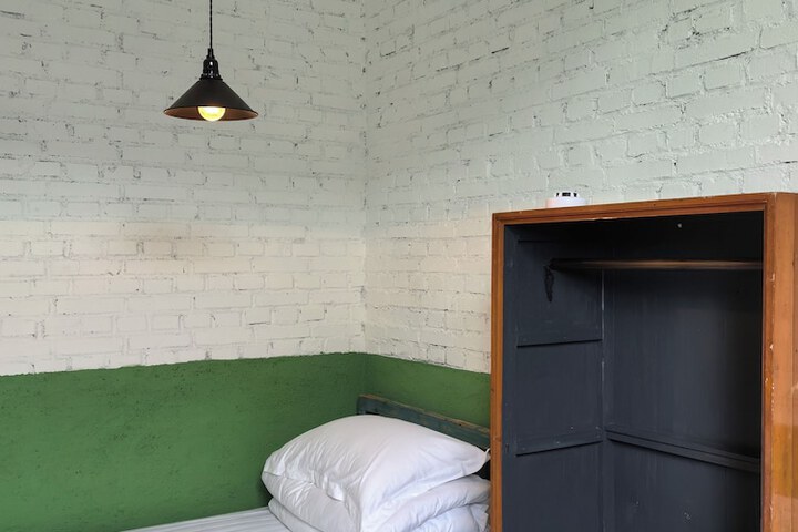 Room 27 of 223