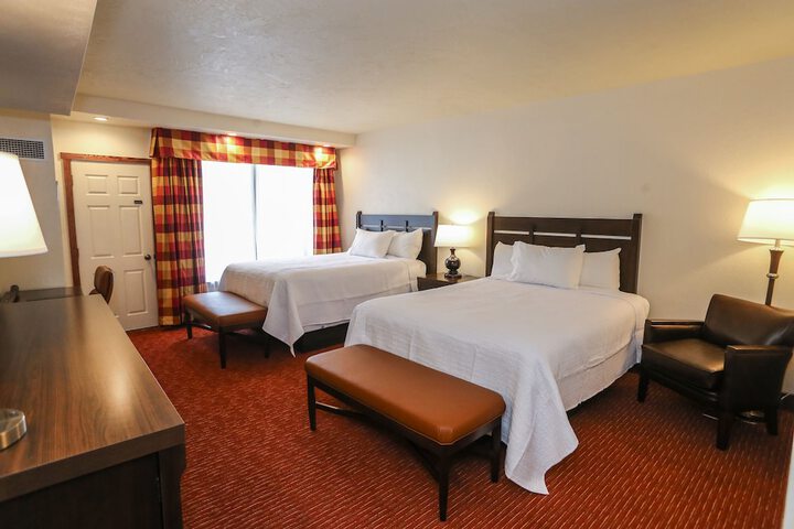 Lodge 2 Queen Beds (17 of 17)