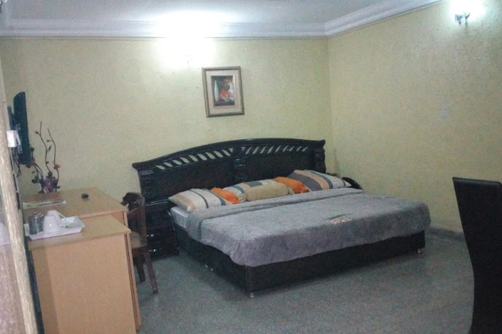 Room 5 of 13