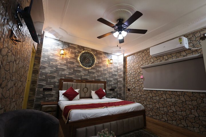 Room 9 of 19