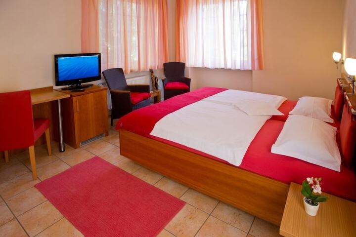 Room 4 of 28