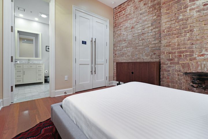 Room 3 of 146