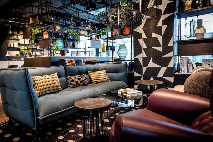 Lounge 36 of 48