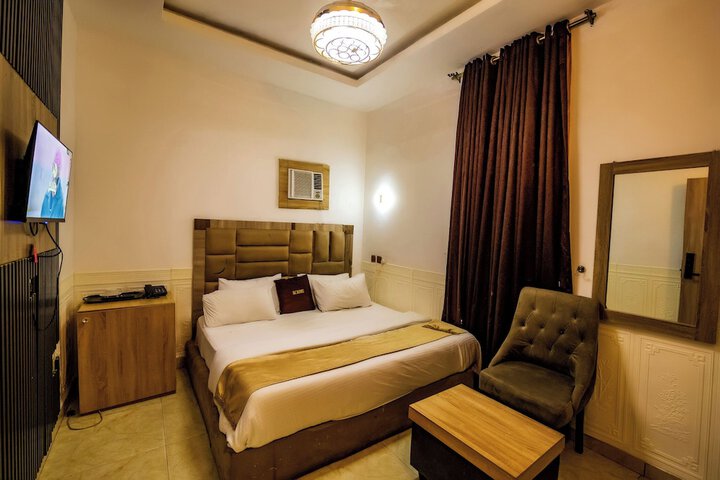 Room 6 of 32