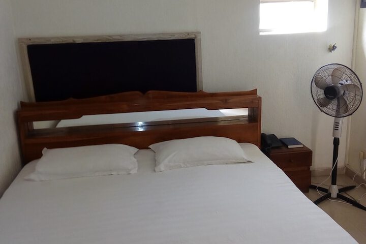 Room 9 of 33