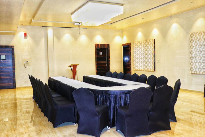 Ballroom/Hall 17 of 21