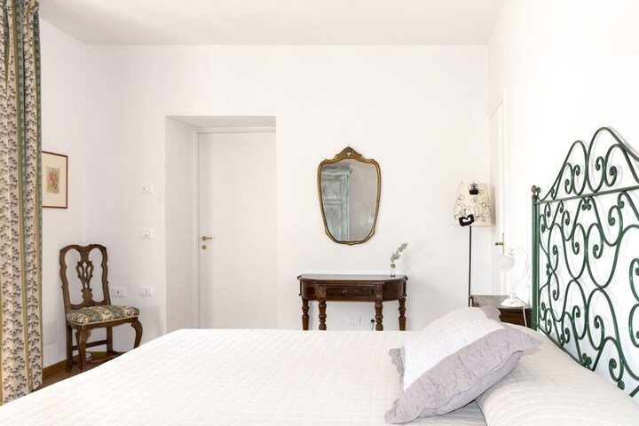 Room 5 of 75