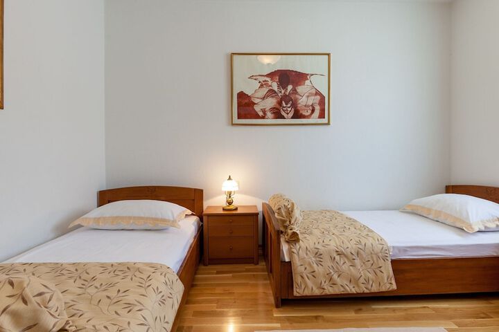 Room 6 of 37