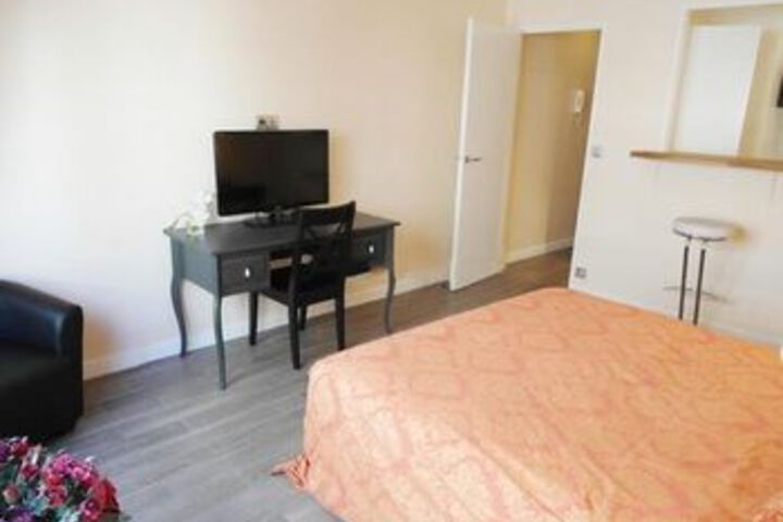 Room 11 of 14