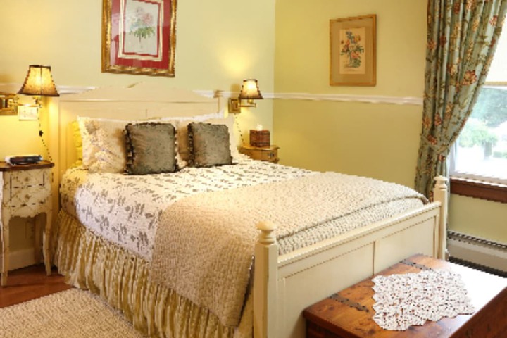 Room 4 of 104