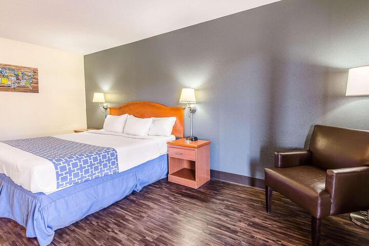 1 King Bed (7 of 8)