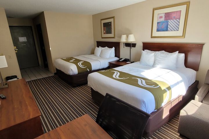 2 Queen Beds (7 of 12)