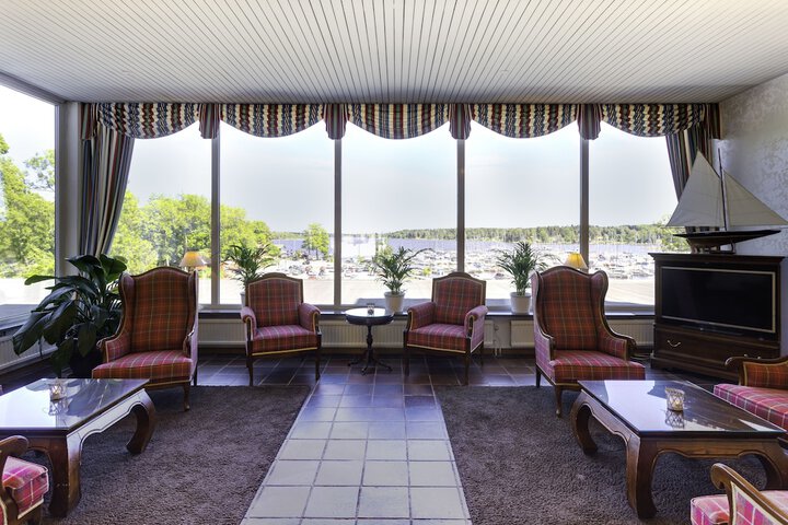 Lobby lounge