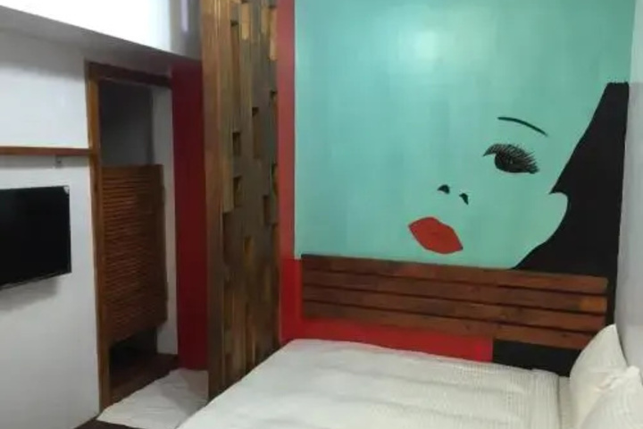 Room 7 of 13