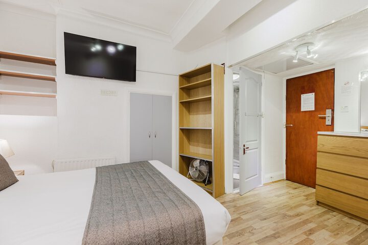 Room 52 of 107