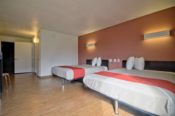 1 King Bed (6 of 18)