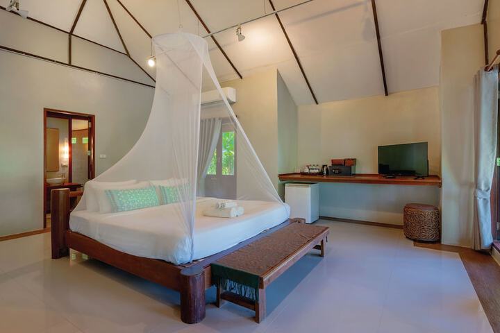 Room 2 of 77