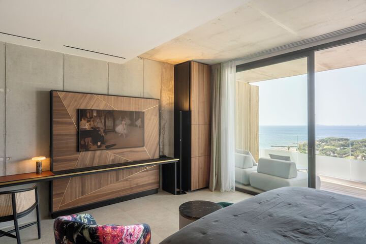 Room 8 of 35
