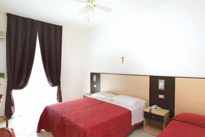 Room 17 of 33
