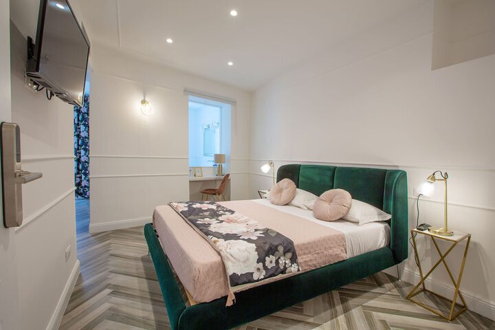 Room 3 of 74