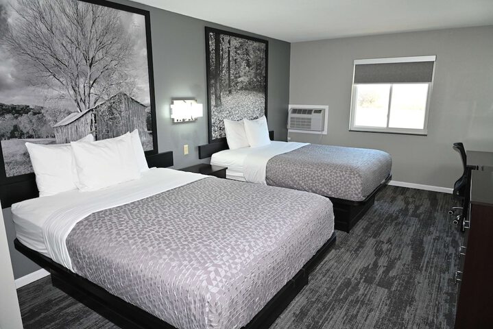 1 Queen Bed Mobility Hearing Accessible Bathtub with Grab Bars (8 of 16)