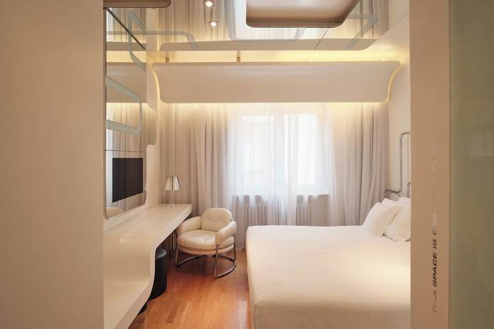 Room 15 of 42