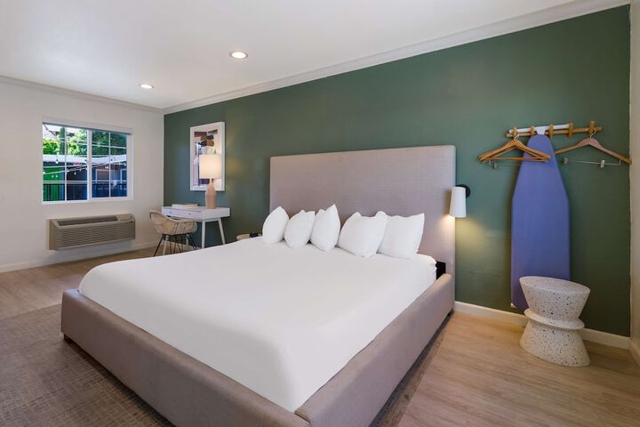 1 King Bed (7 of 8)