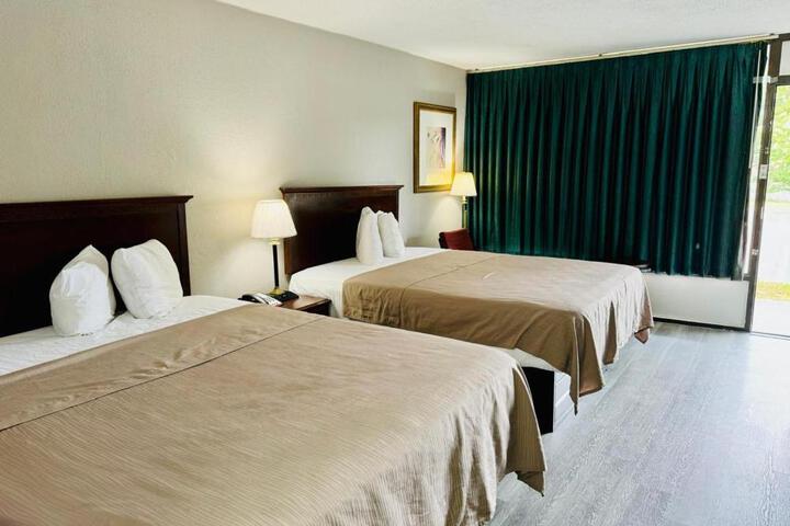 2 Queen Beds (1 of 2)