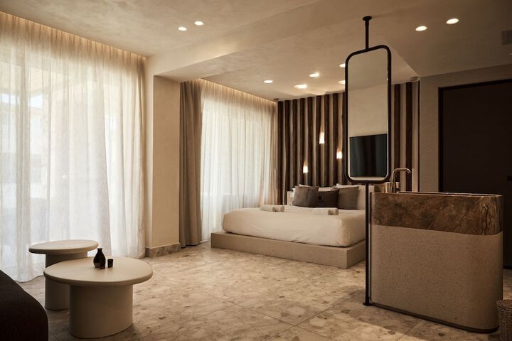 Room 53 of 212