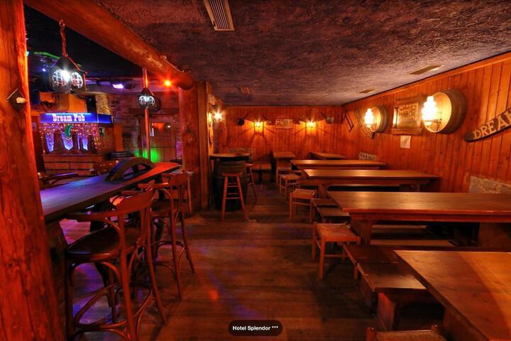 Lounge 44 of 54