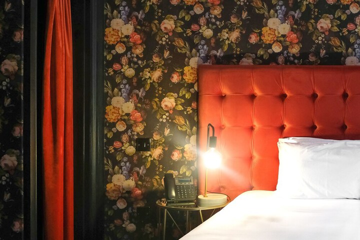 Room 42 of 106