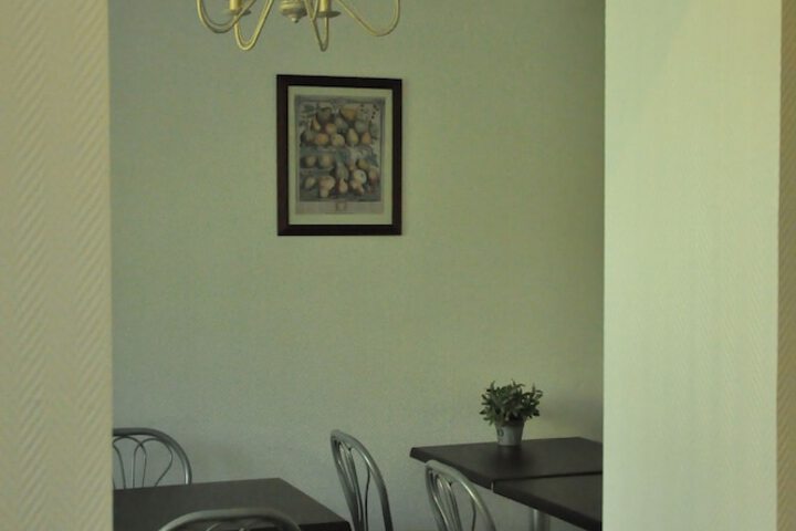 Dining 90 of 98