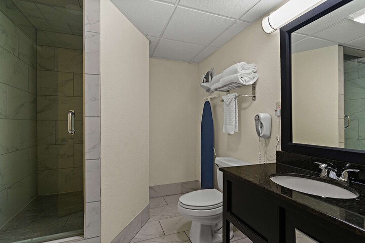 1 King Bed Microwave and Refrigerator WiFi Continental Breakfast (22 of 26)