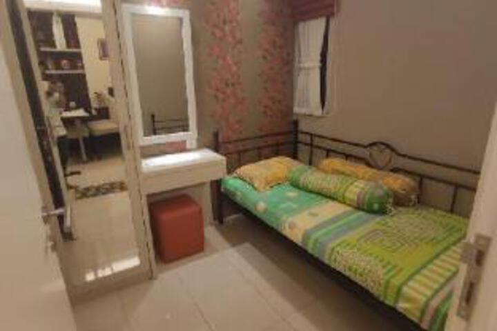 Room 5 of 12