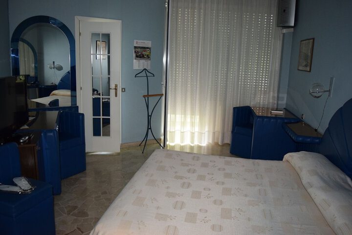 Room 4 of 17